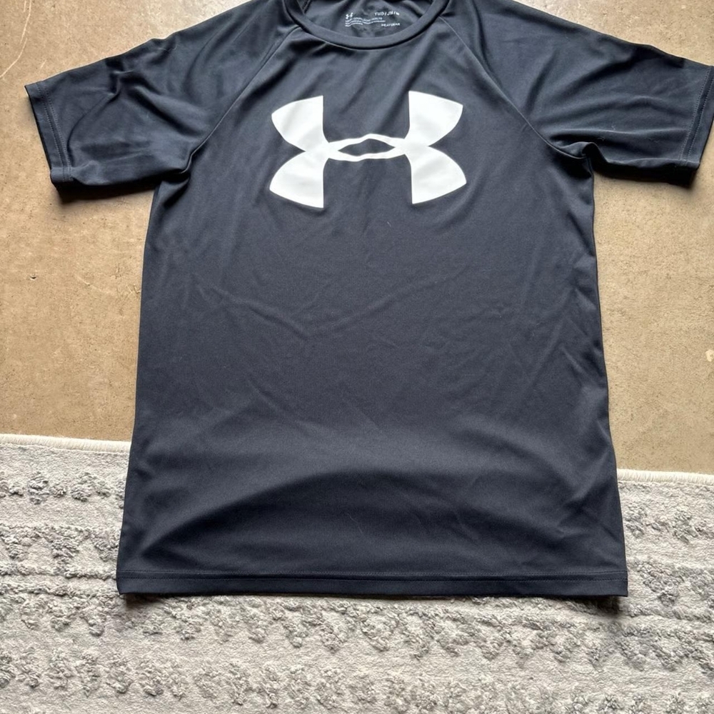 Under Armour youth medium athletic tshirt